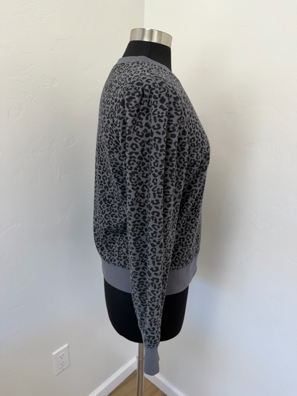 Rails Marcie Cheetah Print Grey Cotton Blend
Sweatshirt and Jogger Set Size M - Picture 6 of 17